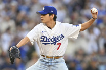 BTS 뷔 시구하자, 다저스 들썩…“당장 계약하자고 할 멋진 변화구” 해설