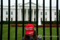 미국 거주·취업 때 ‘반미정서’ 심사…당국 “SNS까지 뒤져볼 것”