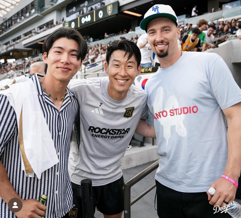 손흥민(가운데)과 만나 LAFC의 홈구장 BMO스타디움에서 포즈를 취한 김혜성과 블레이크 스넬 [다저스 SNS 캡처]