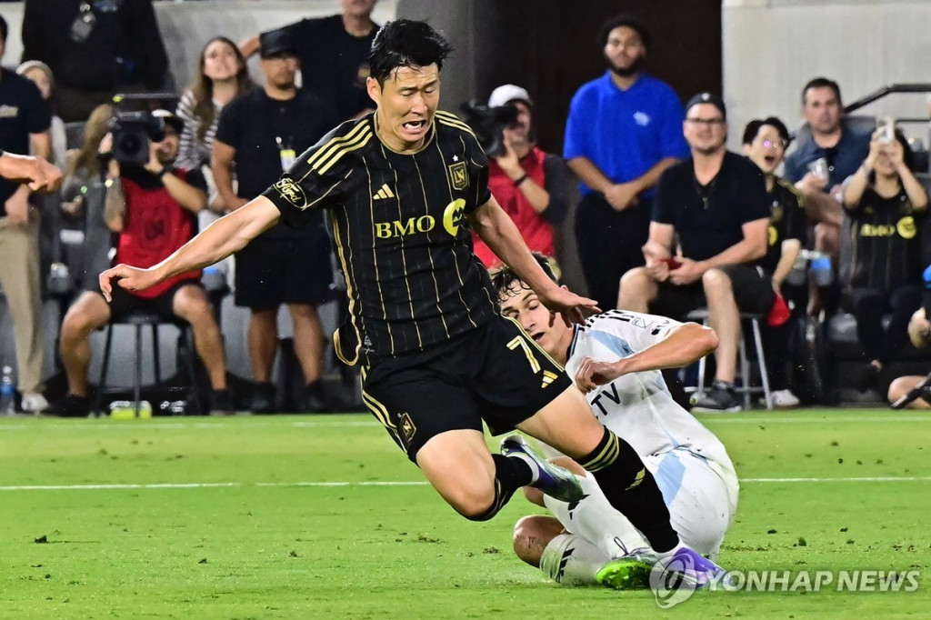 볼을 다투는 손흥민[AFP=연합]
