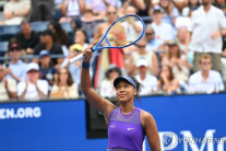 돌아온 오사카, 3위 고프 완파하고 4년 만에 메이저테니스 8강행