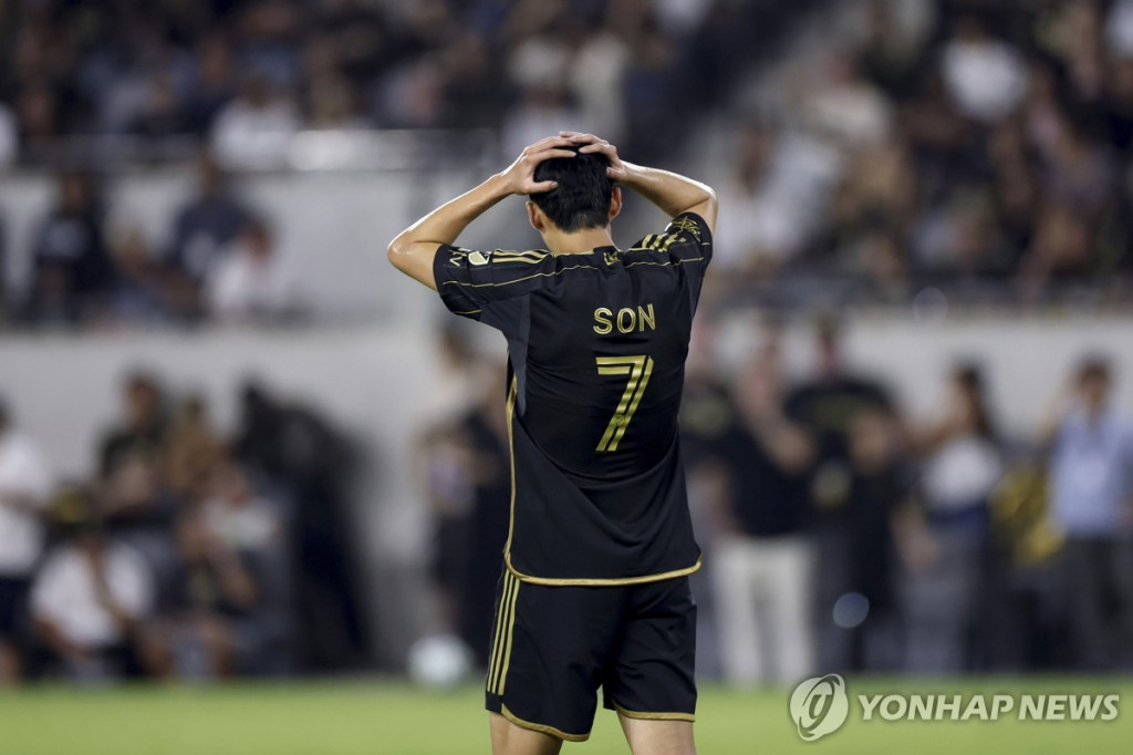 머리를 감싸쥔 손흥민[AP=연합]