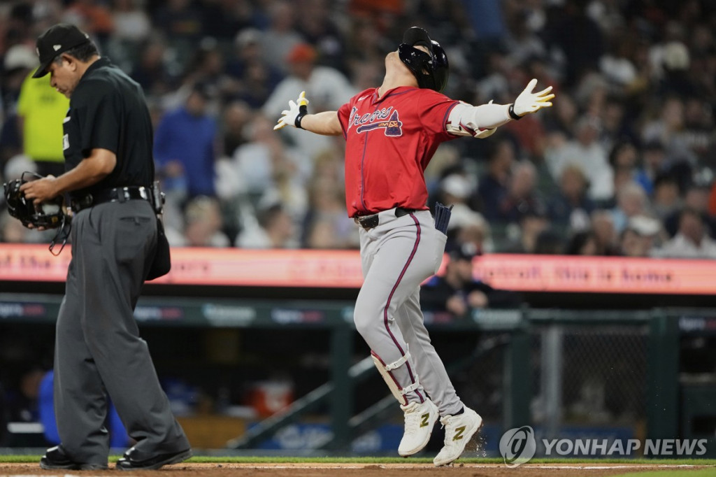 애틀랜타 김하성이 20일(한국시간) 미국 미시간주 디트로이트 코메리카파크에서 열린 메이저리그 디트로이트와 방문 경기, 8회 투런 홈런을 친 뒤 세리머니를 하고 있다.(AP=연합)