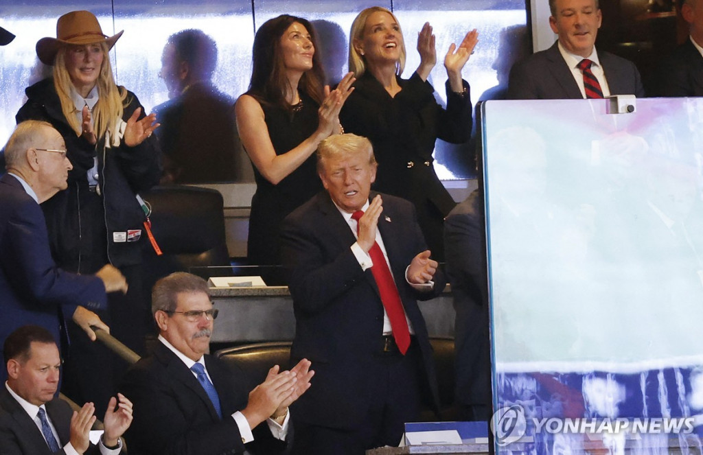 도널드 트럼프 대통령이 11일(현지시간) 뉴욕에서 열린 미국 프로야구 메이저리그 뉴욕 양키스의 홈경기를 관람하고 있다.(뉴욕 AFP=연합) 