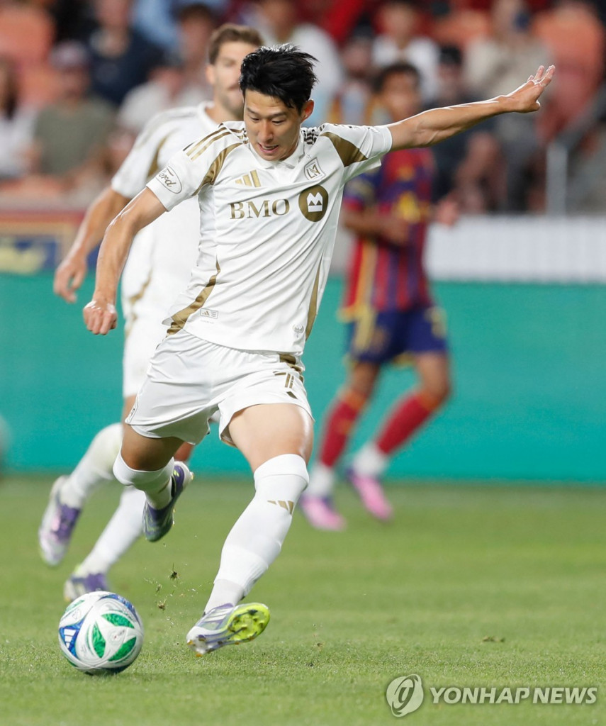 슈팅하는 손흥민 [AFP=연합]