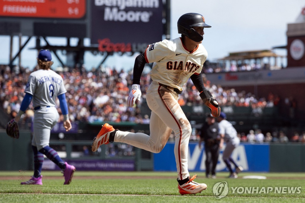 희생플라이 때 홈으로 뛰는 이정후[Imagn Images=연합]