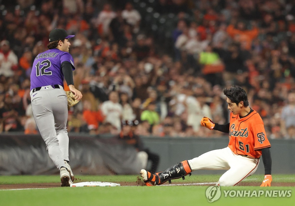  샌프란시스코 이정후가 26일(미국시간) 미국 캘리포니아주 샌프란시스코 오라클 파크에서 열린 메이저리그 콜로라도와 홈 경기, 2회말 우중간으로 타구를 보낸 뒤, 3루에 도달하고 있다.(Imagn Images=연합)