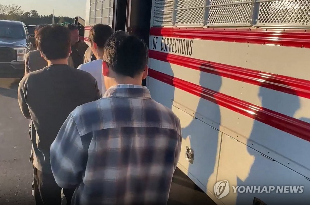 미국 이민 단속 당국이 홈페이지를 통해 지난 4일(현지시간) 조지아주 현대차그룹-LG에너지솔루션의 합작 배터리 공장 건설현장에서 벌인 불법체류·고용 단속 현장 영상을 홈페이지를 통해 공개했다.[ICE 홈페이지 영상 캡쳐/연합]