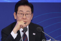 대통령실 ‘석방지연’ 촉각…이 대통령, 행사 중 쪽지 보고받아