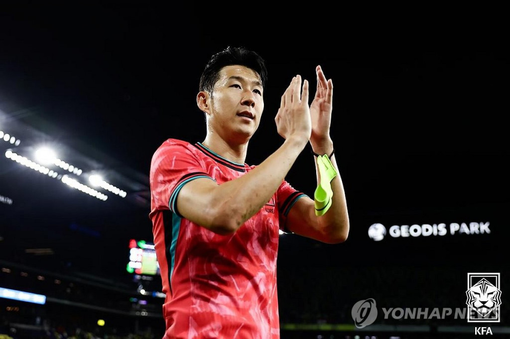 9일(미국시간) 미국 테네시주 내슈빌의 지오디스파크에서 열린 한국과 멕시코의 친선경기에서 손흥민이 2대2 무승부로 경기를 마친 뒤 관중을 향해 인사하고 있다. [대한축구협회 제공]