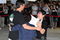 석방된 한국 근로자 316명…”집에 왔다” 눈물·환호 속 귀국