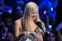 블랙핑크 로제, ‘아파트’로 K-팝 최초 MTV VMA ‘올해의 노래’ 수상