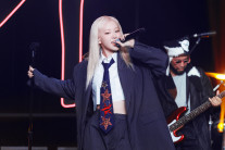 로제, ‘아파트’ 재건축 성공…K-팝 최단 MV 20억뷰 달성