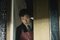 ‘어쩔수가없다’, 웃기지만 웃을 수만은 없다 [리뷰]