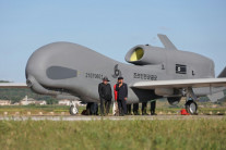 무인기 공들이는 김정은…北 ‘금성’계열 무인공격기 공개