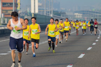 “달리기하면 얼굴 늙고 무릎 망가져” 성형외과 의사 영상 논란