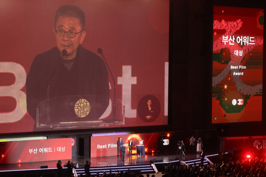  영화 '루오무의 황혼'의 장률 감독이 26일 부산 해운대구 우동 영화의전당에서 열린 제30회 부산국제영화제 폐막식에서 대상을 수상한뒤 소감을 말하고 있다. (연합)