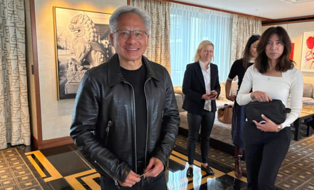 도널드 트럼프 대통령의 국빈방문에 동행한 엔비디아 젠슨 황 CEO가 17일(현지시간) 런던에서 기자간담회를 갖기에 앞서 포즈를 취하고 있다.[AP=연합]