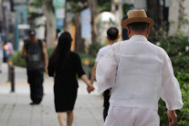 한국 노인, 잠은 줄고 미디어 사용 늘었다…‘혼밥·비대면 교제’ 확산