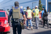 헬기 타고 들어와 손발 묶어 연행…미 정부 이민 단속 현장 영상 올려