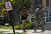 이민당국 시설에 총격, 2명 사망·1명 부상…“미사용 탄피에 ‘안티 ICE’ 문구…당국 공격 의도”