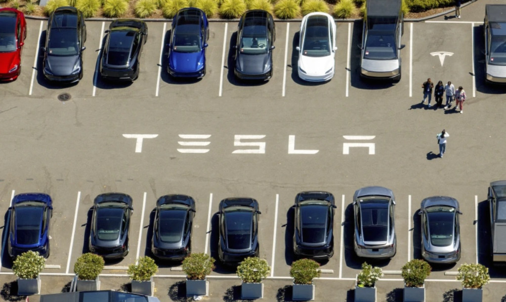 미국 캘리포니아 프리몬트의 테슬라 공장 주차장에 테슬라 차량이 세워져 있다.[AP=연합]