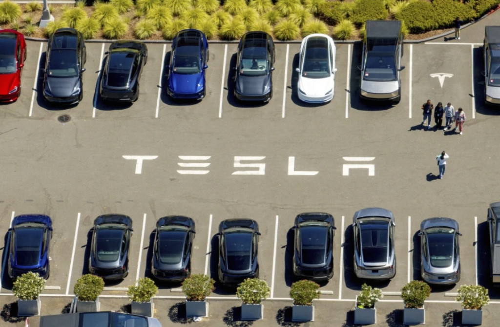 미국 캘리포니아주 프리몬트 소재 테슬라 공장 주차장에 테슬라 차량들이 세워져 있다.[AP=연합]