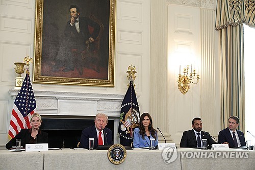 도널드 트럼프 미국 대통령이 8일(현지시간) 백악관에서 열린 안티파 관련 라운드테이블에서 발언하고 있다. (AP=연합)