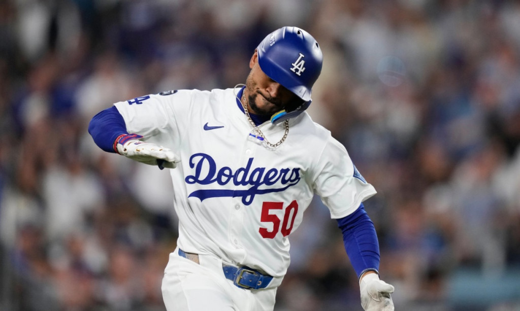 다저스 무키 베츠가 0-2로 뒤지던 3회 2사후 중전 적시타를 때린 뒤 베이스로 달려나가며 득의만만해하고 있다.[AP=연합]  