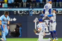 야마모토 호투, 베츠 적시타, 키케 병살 수비…다저스 WS 6차전 승리