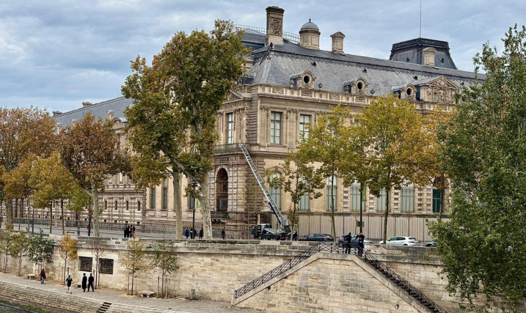 강도들이 루브르 박물관 2층에 위치한 아폴론 갤러리로 접근할 때 사용한 바구니 리프트가 보이고 있다.[AP=연합]