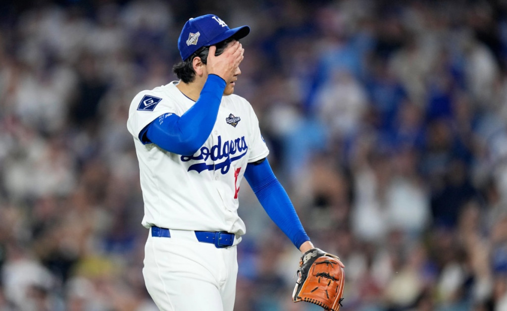 오타니 쇼헤이가 28일(현지시간) 월드시리즈 4차전에 선발등판했다가 토론토 블루제이스 블라디미르 게레로 주니어에게 투런홈런을 내준 뒤 이마의 땀을 닦아내고 있다.[AP=연합]