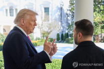 전화 한통에 ‘푸틴 스피커’ 된 트럼프, 젤렌스키에 또 짜증 “러시아 요구 안 따르면 파멸”