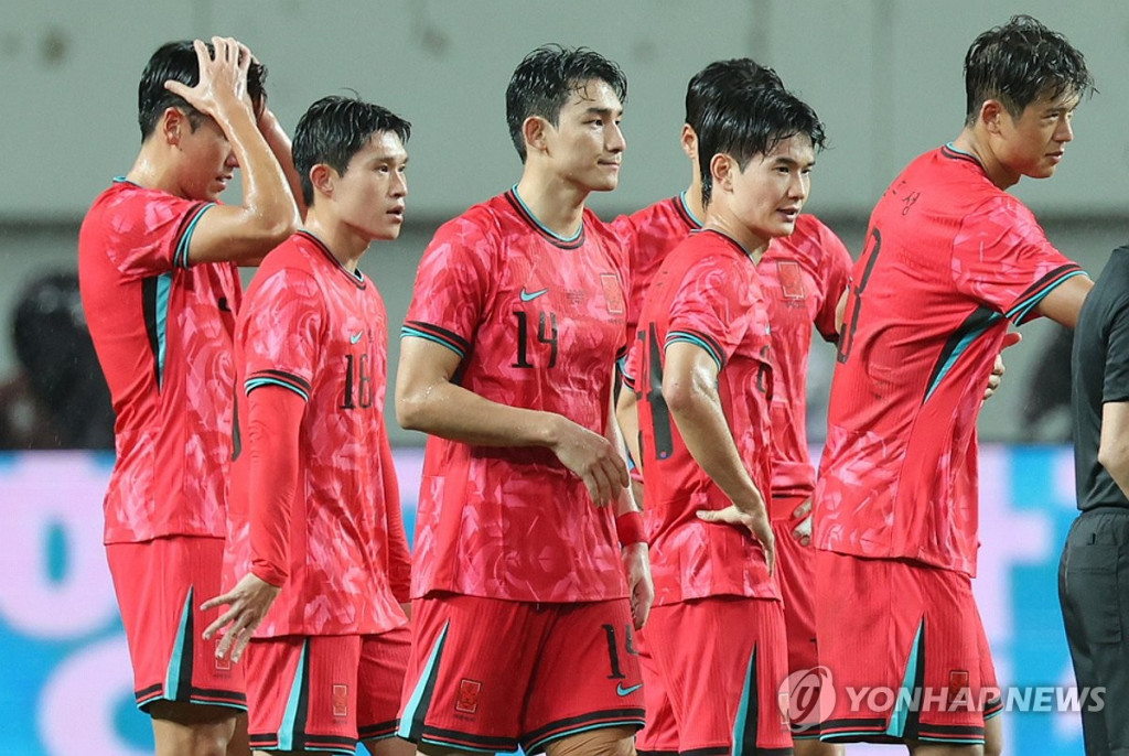 10일 서울 마포구 서울월드컵경기장에서 열린 한국과 브라질 축구 대표팀의 친선경기. 5-0으로 패배한 한국 선수들이 아쉬워하고 있다.(연합)