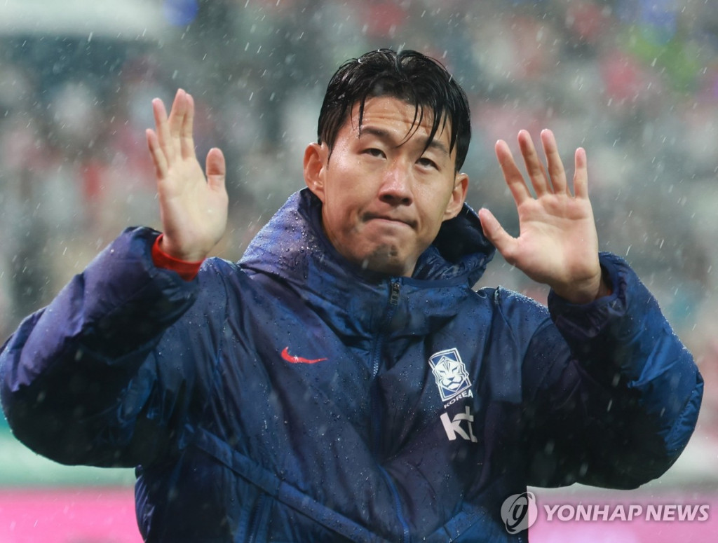 10일 서울 마포구 서울월드컵경기장에서 열린 한국과 브라질 축구 대표팀의 친선경기. 한국 손흥민이 경기 후 팬들에게 인사하고 있다. (연합)