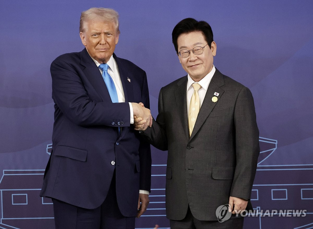 이재명 대통령과 도널드 트럼프 미국 대통령이 29일 경북 경주박물관에서 한미 정상회담 기념촬영을 하고 있다. [대통령실통신사진기자단=연합]