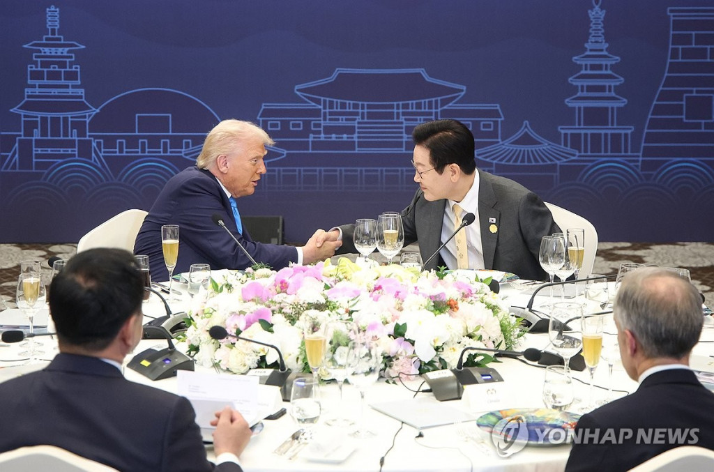 이재명 대통령과 도널드 트럼프 미국 대통령이 29일 경북 경주 힐튼호텔 그랜드볼룸에서 열린 이 대통령 주최 정상 특별만찬에서 악수하고 있다. [연합]