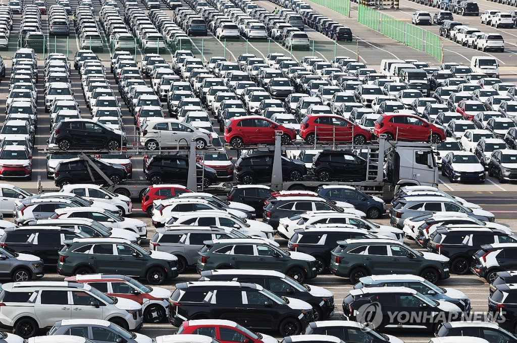 30일 경기도 평택항에 수출용 자동차가 세워져 있다. 한미 무역합의에 따라 미국이 한국에 부과하는 자동차 관세가 25%에서 15%로 인하될 예정이다. (연합)