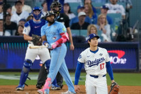 ‘WS 18이닝 혈투’ 다음 날 승자는 토론토…시리즈 2승 2패