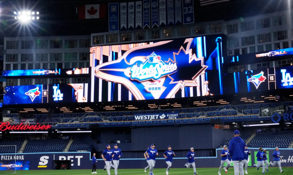 2025월드시리즈 1차전을 앞둔 지난 24일(현지시간) LA다저스 선수들이 토론토 로저스센터 필드에서 워밍업을 하고 있다.[AP=연합]