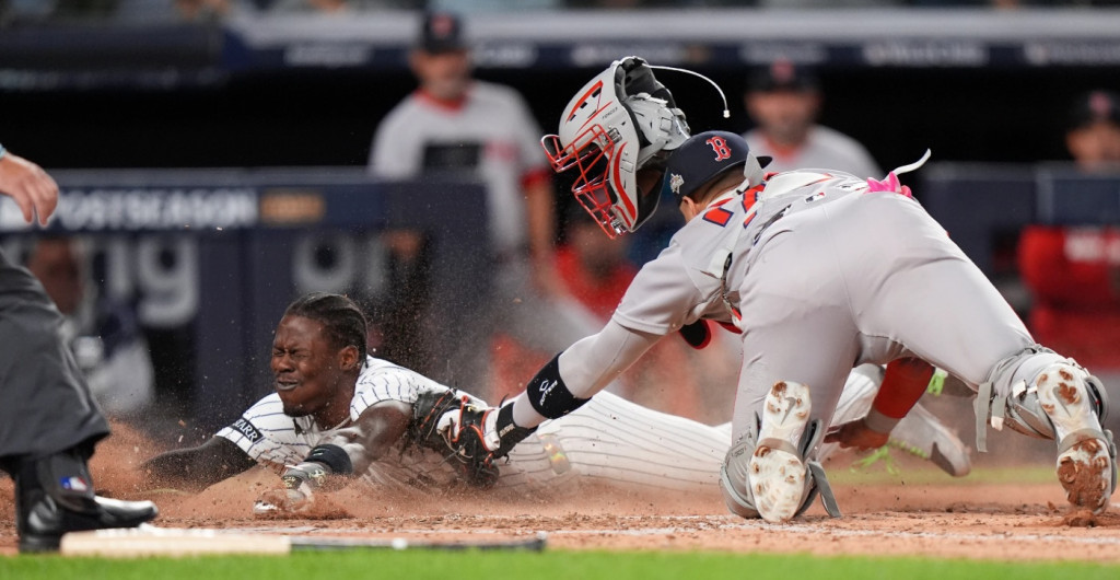 뉴욕 양키스의 재즈 치솜 주니어가 3-3이던 8회말 4구를 얻어 1루로 나갔다가 후속 오스틴 웰스의 우익선상 안타 때 홈까지 쇄도해 결승점을 뽑고 있다.[AP=연합]