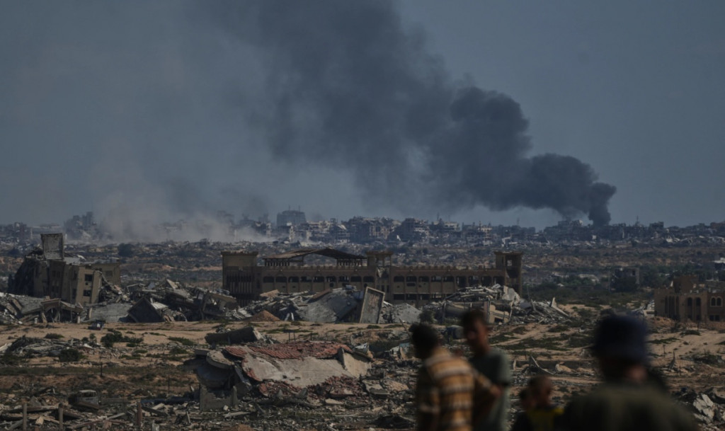 2일(현지시간) 가자 시티에서 이스라엘 공습으로 검은 연기가 피어오르고 있다.[AP=연합]