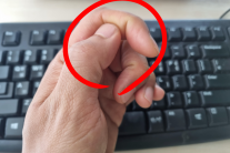 “나만 그런 거 아니지?” 손가락 움직일 때마다 ‘딸깍’ 소리…그냥 두다간 큰일 난다