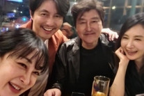 ‘혼외자·극비 결혼’ 정우성 근황 포착…송강호·채시라와 함께 ‘활짝’