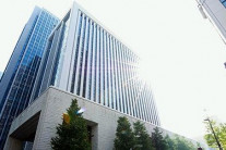 “임금 삭감없이 정년 65세 보장·신입 초봉 7%↑”…특단 대책 내놓은 미쓰비시 은행