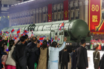 북한 열병식에 신 ICBM ‘화성-20형’ 등장…고체엔진·다탄두 추정