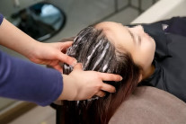 “머리 이렇게 감았다간” 미용실 가면 누구나 하게 되는 ‘이 자세’…무서운 ‘경고’ 나왔다