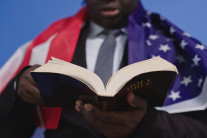 ‘트럼프식 신앙정치’ 확산…미국 젊은층, 보수 기독교 몰린다