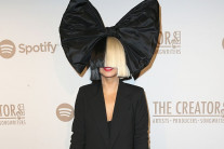 톱가수와 이혼 후 월 25만불 요구한 의사 전남편 “상류층 생활 유지해야”