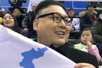 “북한요원이 미행도” 15년간 김정은 행세한 하워드 X의 소신